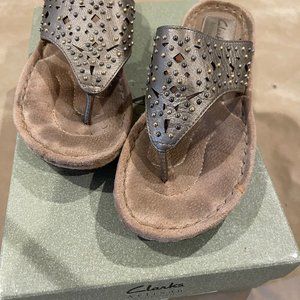 Gold Clark's Artistan thong sandals 5.5M
